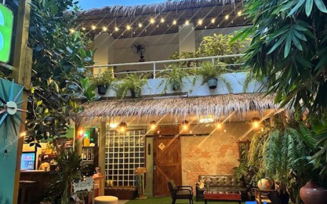 The Oasis on 8 Cozy Homestay & Café