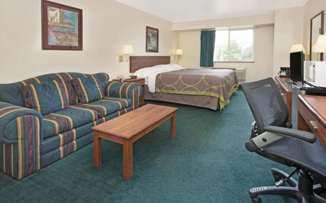Super 8 Windsor