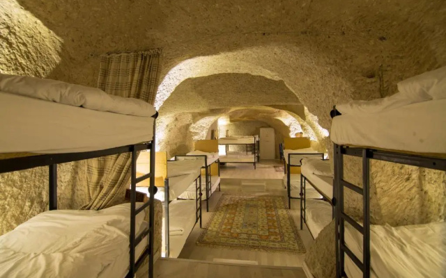 Kamelya Cave Hostel - Adults Only