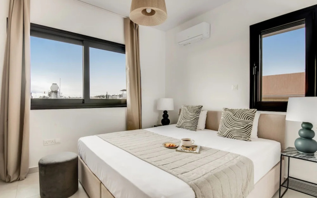Sanders Only - Adorable 2-bdr Apt With Balcony