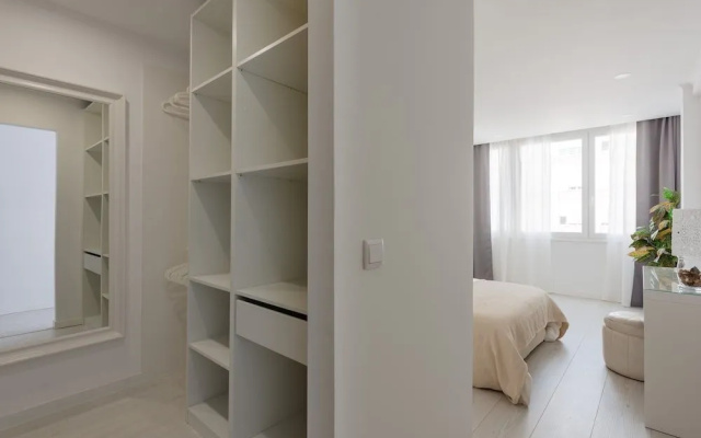 Light-Filled Apt, w/ Free Pick-Up By TimeCooler