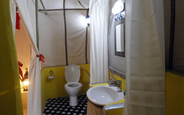Room-sleeping in a Luxury Tent in Merzou