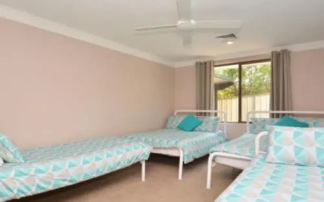 The House on the Lake @ Fishing Point, Lake Macquarie - honestly put the line in and catch fish