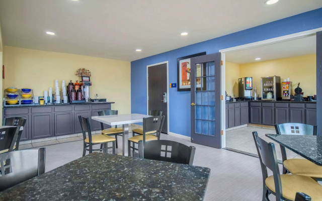 Days Inn & Suites by Wyndham Waterloo