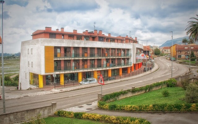Отель Apartamentos Turísticos Bahía de Boó вид на фасад
