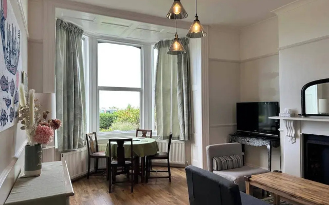 Stunning 1-bed Flat W/seaview, Garden Pet Friendly
