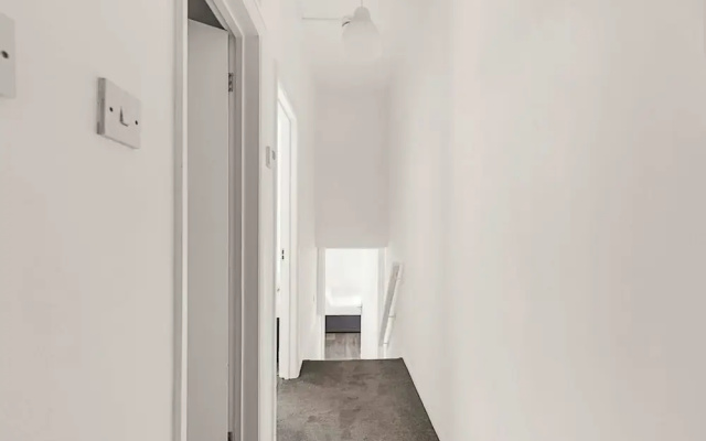 Bright and Newly Furnished Acton Apartment