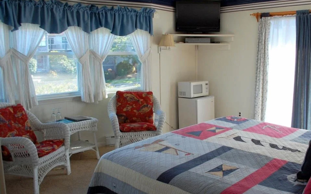A Cape Cod Ocean Manor Inn