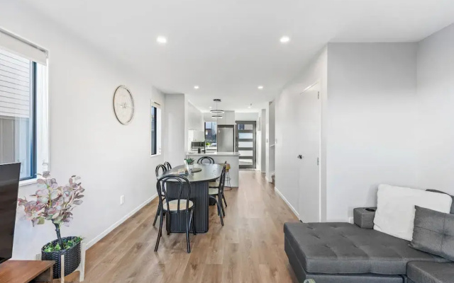 4BR Townhouse for Families Zodiak Stays