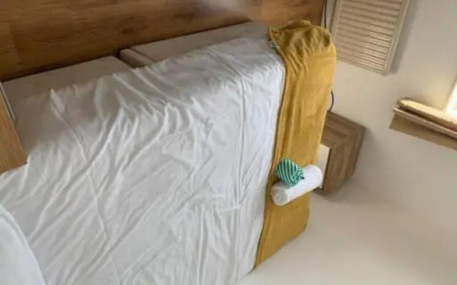 'The Rockingham' 4 double beds, Netflix TVs, WIFI, parking