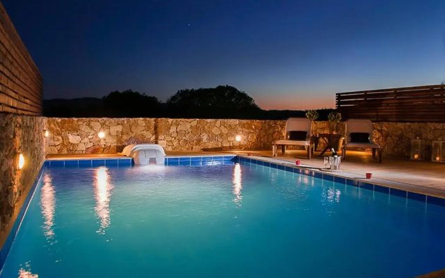 2 min drive to Haraki Beach & 10 to Lindos