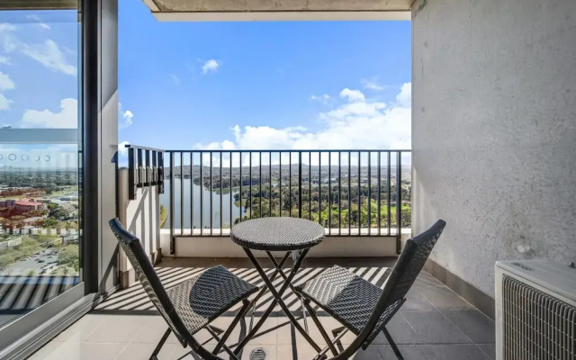 Chic 1-bed With Stunning Lake View & Indoor Pool