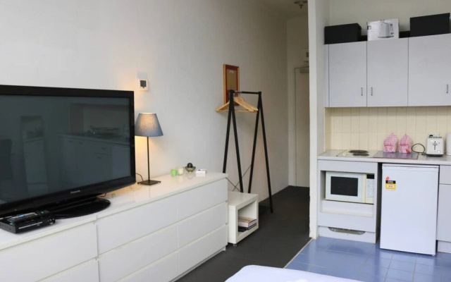 Cosy Newtown Studio Apartment With Swimming Pool