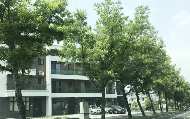 Strolling in the Champs 包棟