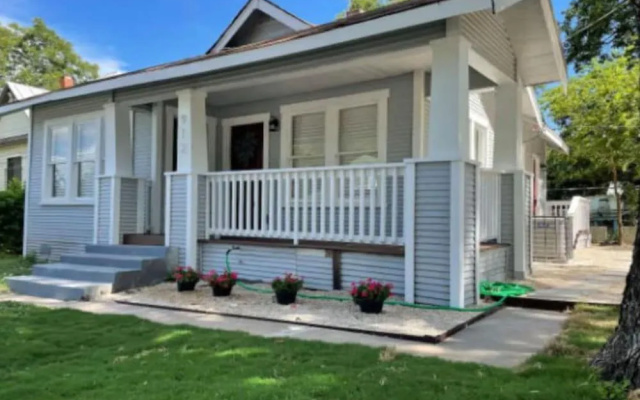 Charming Bungalow Near Historic Downtown