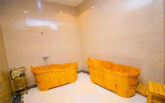 Linjiang Huayuan Hotel