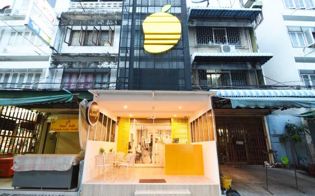 Yellow Mango Hostel Бангкок вид на фасад