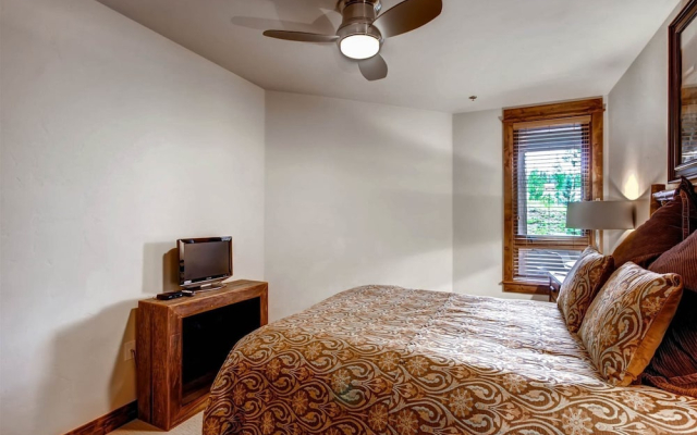 Luxury 3 Bedroom Ski in, Ski Out Mountain Vacation Rental Just Steps from the Snowflake Ski Lift