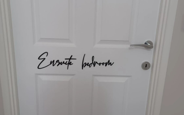 Spacious Ensuite King Room Private Neighbourhood Free Parking Space