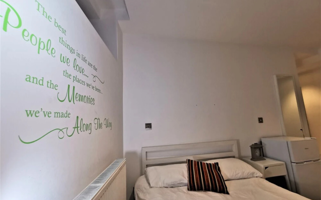 Spacious Double Room with en-suite - 1b