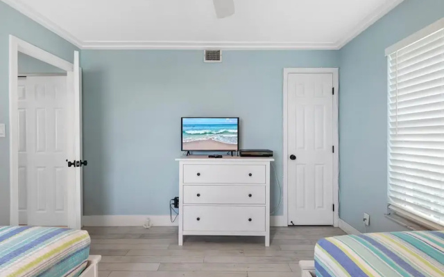 Colony Beach Club 101