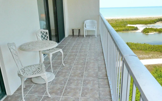 Beachfront Condo With Pool and Ocean View From Balcony