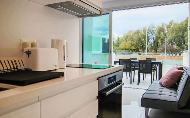 Phaedrus Living: Seaside Luxury Flat Harbour 104