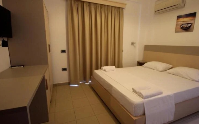 J & B Hotel