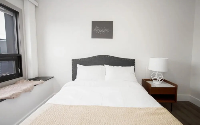 21st Floor Two Bedroom Downtown Unit Free Parking