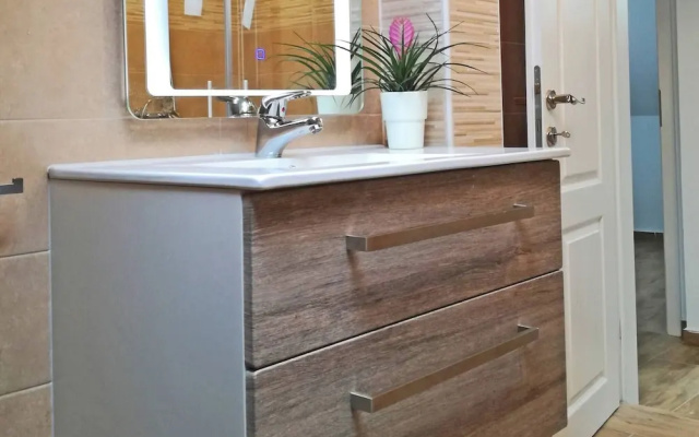 All New Seafront Apartment Yvonne, Sleeps 5