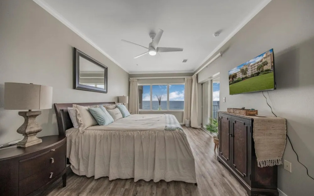 Exceptional Condo Directly on Beach With Pool