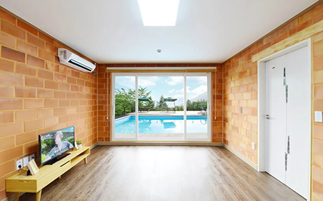 Sancheong Skylight Lake Pension