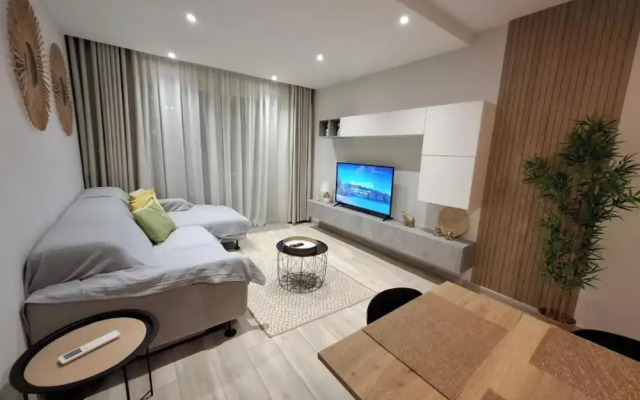 Modern 3BR Apt With Large Balcony