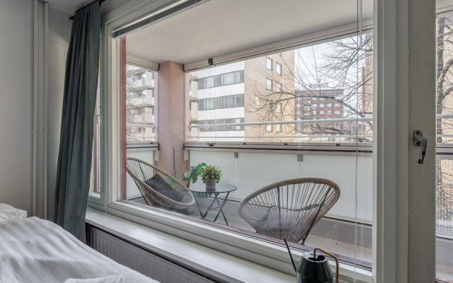 Spacious Downtown Apt with Balcony that Hosts 10