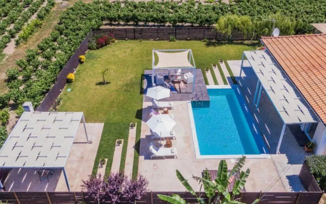 Madini Luxury villa with private heated pool
