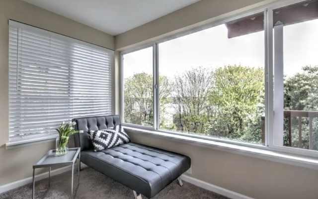 Renovated 2BR Lake View Condo
