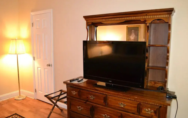 City View 411 3BD Condo with Fireplace by RedAwning
