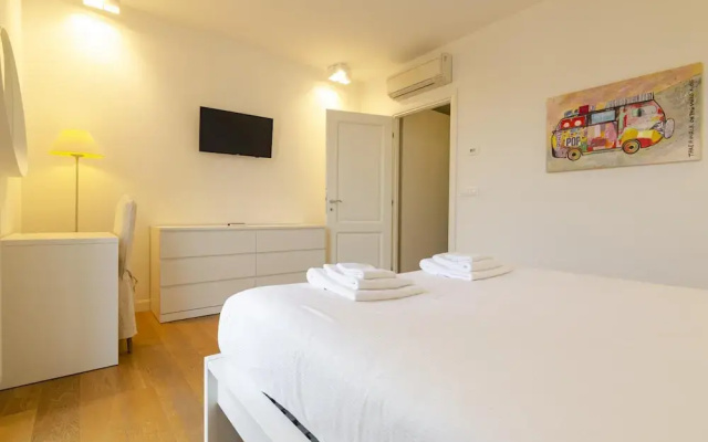 Brand new Suite With Balcony Via Albertoni
