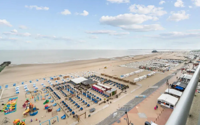 One-bedroom Flat With sea Views and Parking
