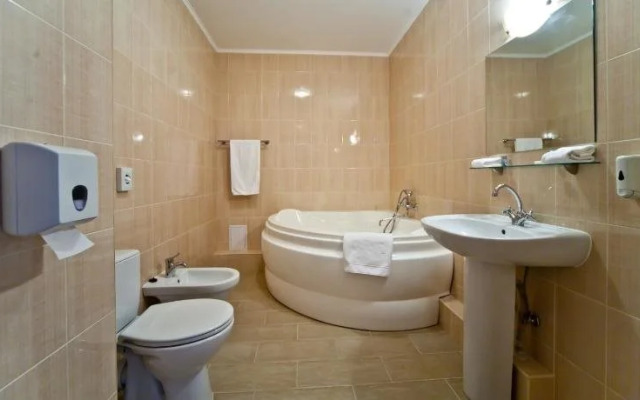 Kapu$ta Hotel