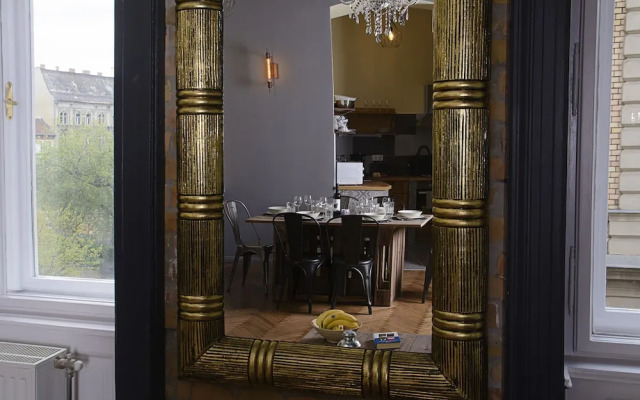 New - Walnuttree Double 12 Person Apartment Central in Budapest - Hungary