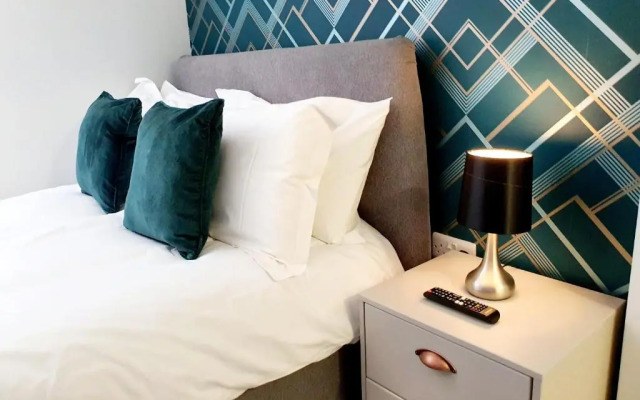 Modern Town Centre Studio Close to Beach