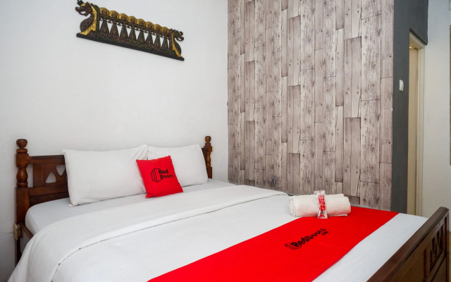 RedDoorz Near Plengkung Gading 2