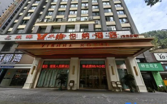 Vienna Hotel (Chongqing Yunyang Binjiang Park City Square Hotel)