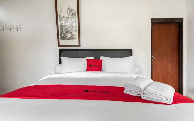 RedDoorz @ Mega Indah Villa Estate G16