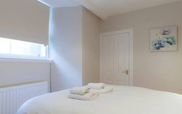 2 Bedroom Flat In West End
