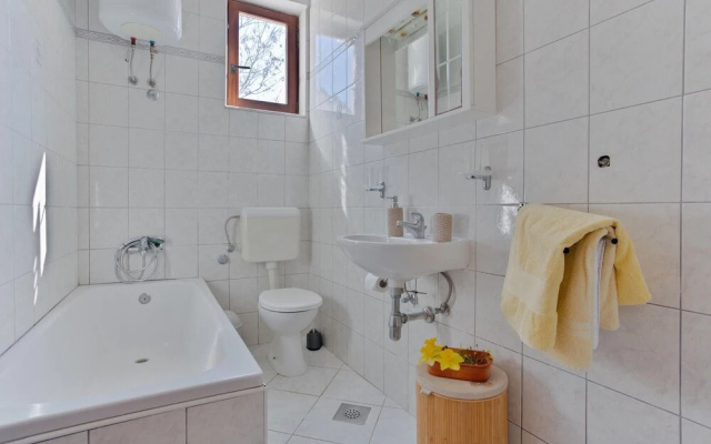 Beautiful Apartment in Petrcane With Wifi and 2 Bedrooms