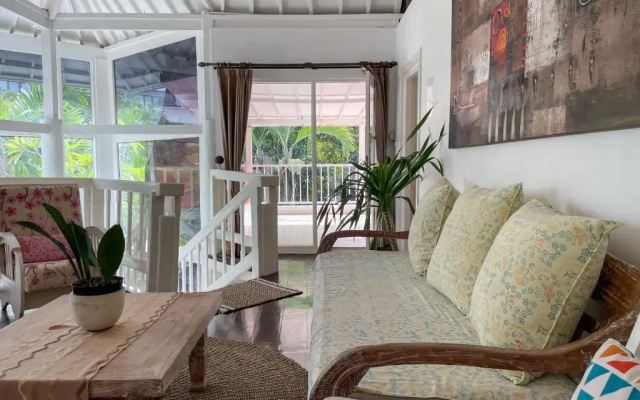 Villa Putih - Canggu beach house 150m Berawa beach