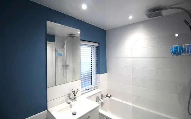3 Bed House - Sleeps 6 - Parking - Pets - Garden