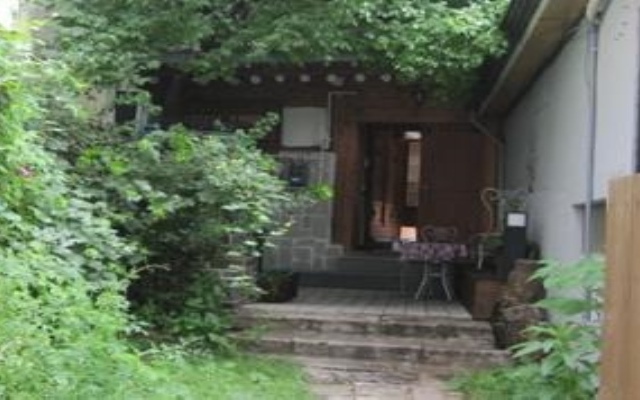 Отель Yoos Family Guest House Byeolhadang Южная Корея, Сеул - отзывы, цены и фото номеров - забронировать отель Yoos Family Guest House Byeolhadang онлайн балкон